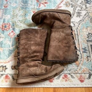 Brown fluffy UGGS boots bows on the back 
Brand: 
UGGS 

boots 

Size 6